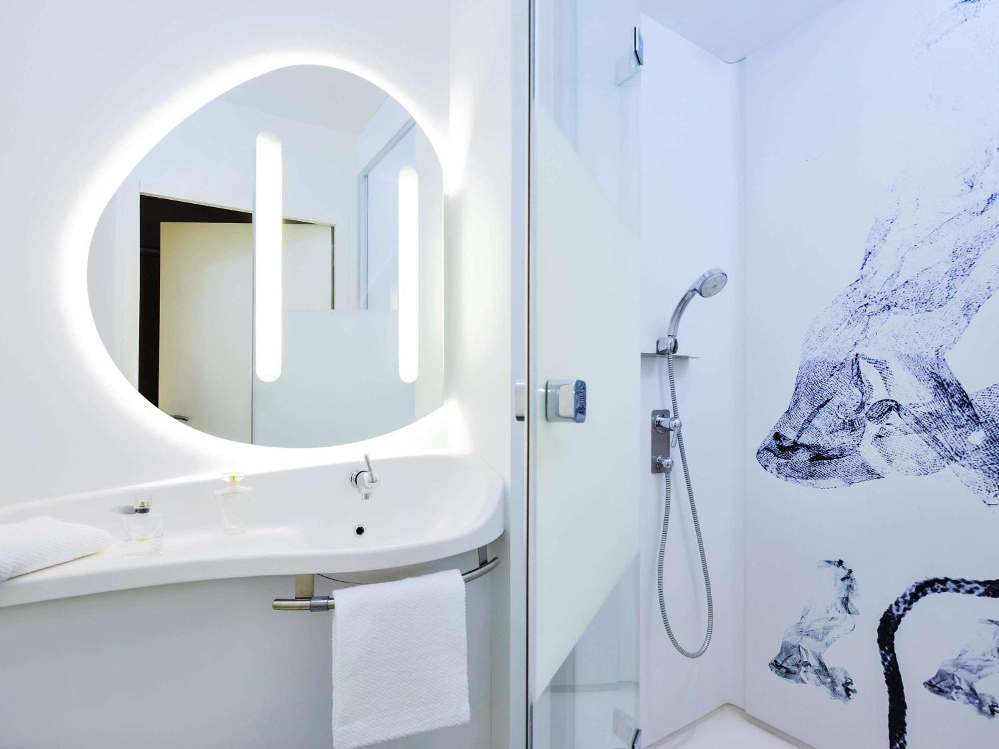 Ibis Budget Lille Gares Vieux-Лил Екстериор снимка