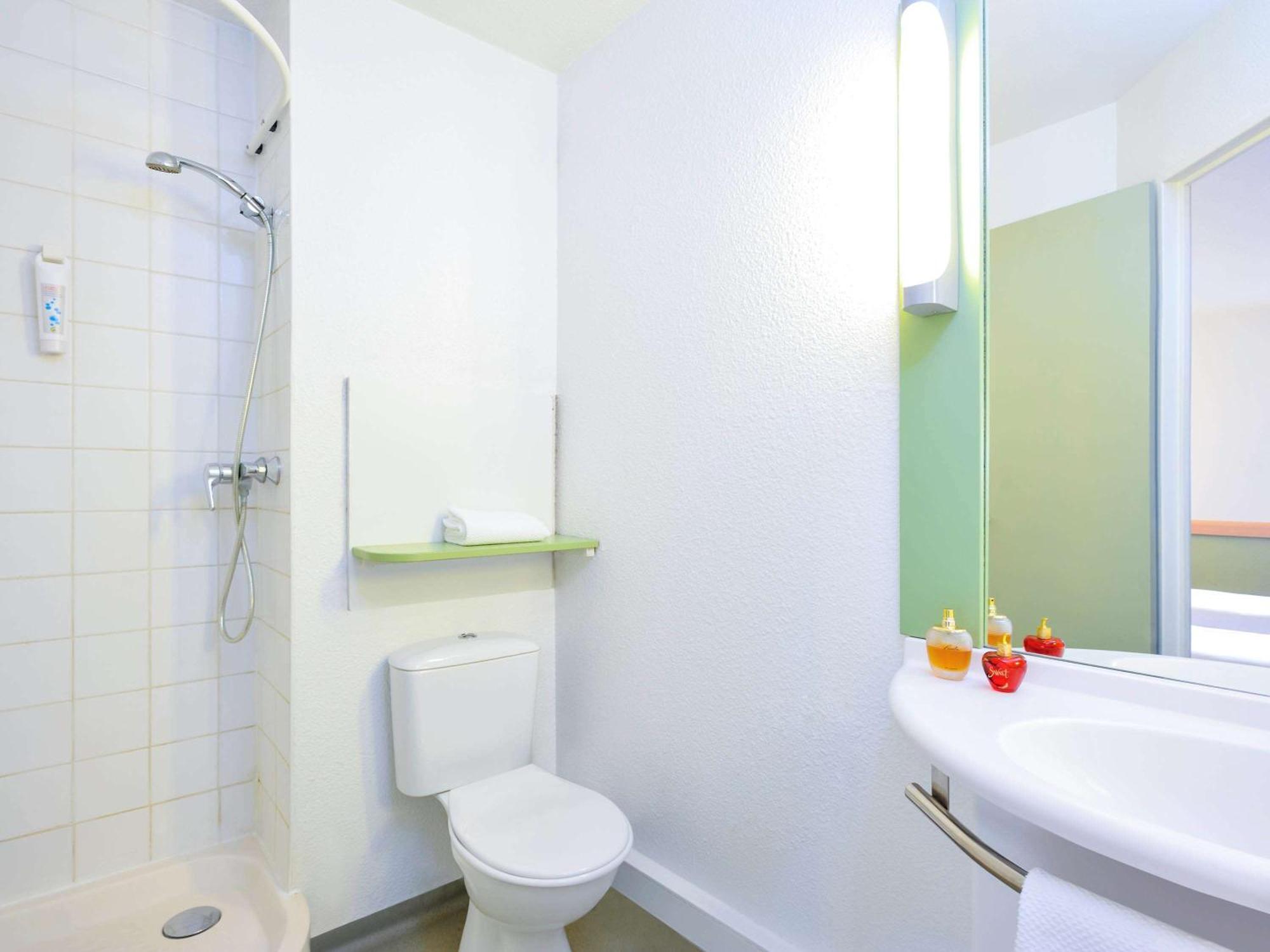 Ibis Budget Lille Gares Vieux-Лил Екстериор снимка
