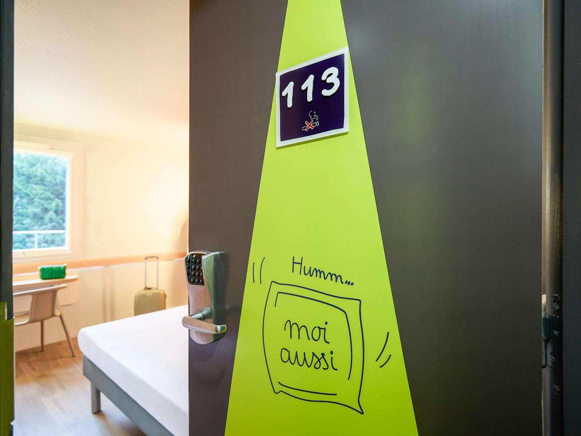 Ibis Budget Lille Gares Vieux-Лил Екстериор снимка