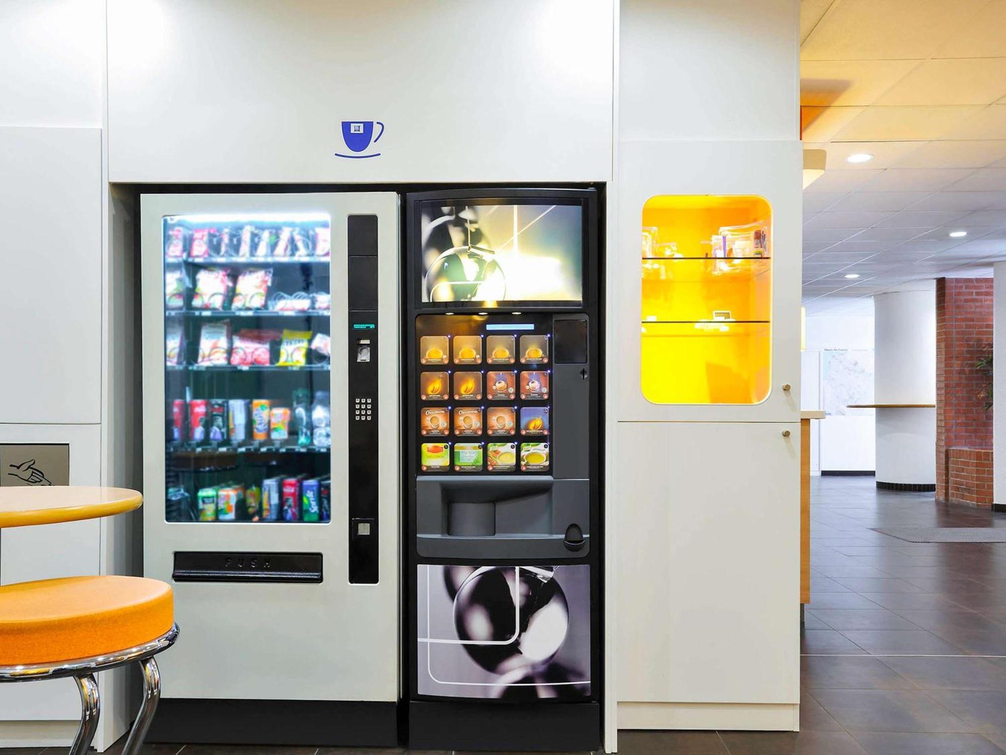 Ibis Budget Lille Gares Vieux-Лил Екстериор снимка