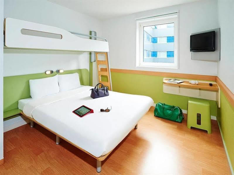 Ibis Budget Lille Gares Vieux-Лил Екстериор снимка